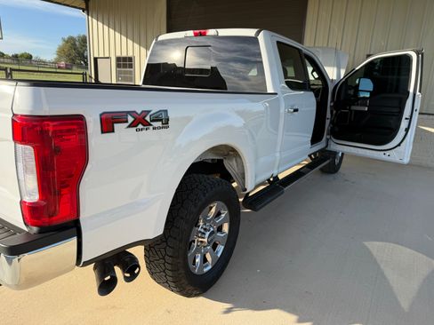 Used 2019 Ford F250 Lariat w/ Chrome Package image 12