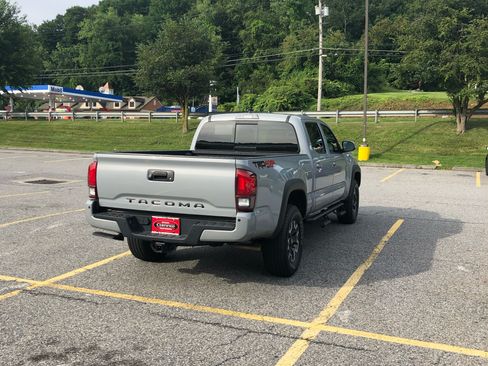 Used 2018 Toyota Tacoma TRD Off-Road w/ TRD Premium Off Road Package image 4
