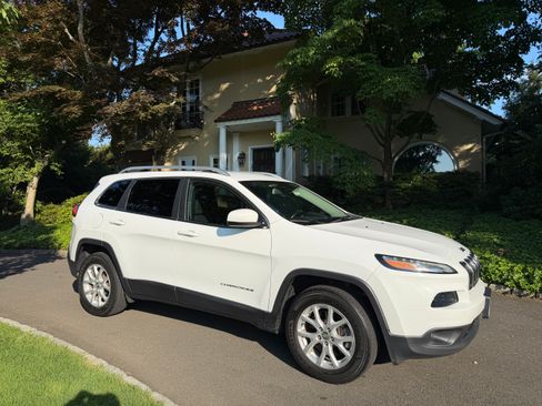 Used 2017 Jeep Cherokee Latitude w/ Cold Weather Group AWD/4WD image 2