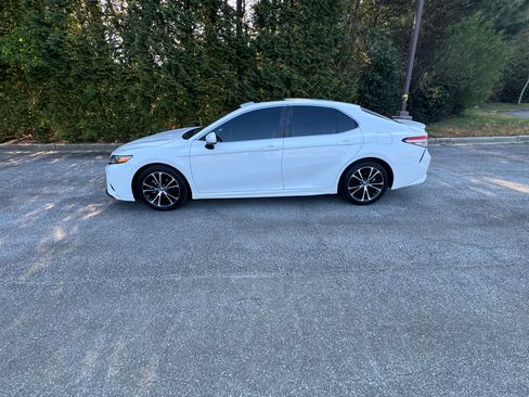 Used 2018 Toyota Camry SE w/ Moonroof Package image 6