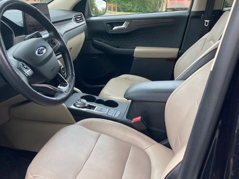 Used 2020 Ford Escape Titanium image 4