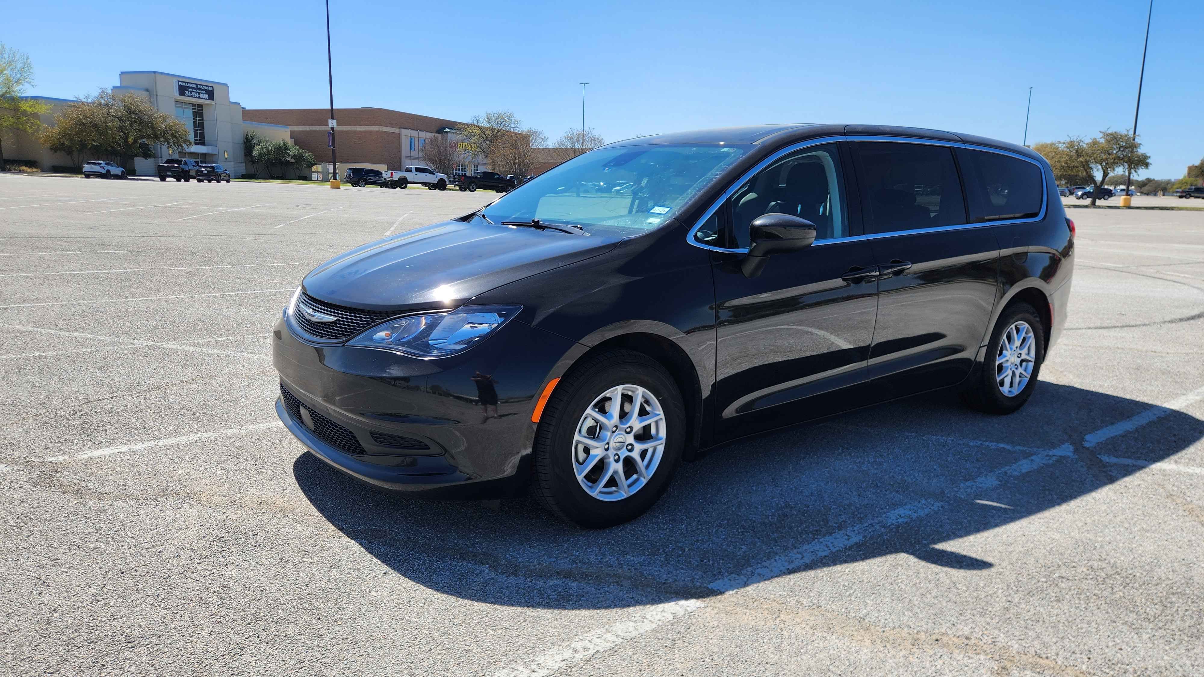 Used 2023 Chrysler Voyager LX FWD image 5