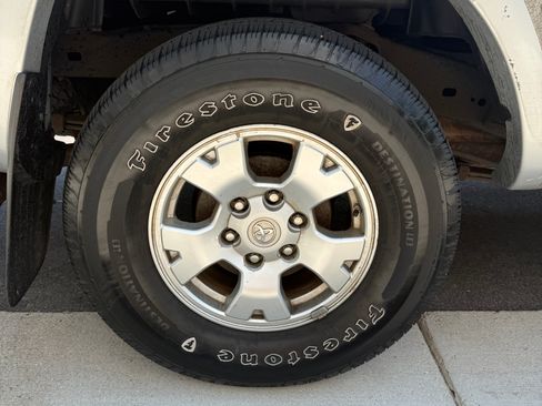 Used 2011 Toyota Tacoma 4x4 Access Cab V6 w/ TRD Off-Road Pkg image 28