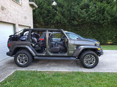 Used 2018 Jeep Wrangler Unlimited Sahara AWD/4WD image 15