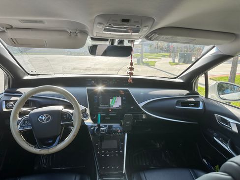 Used 2016 Toyota Mirai image 6