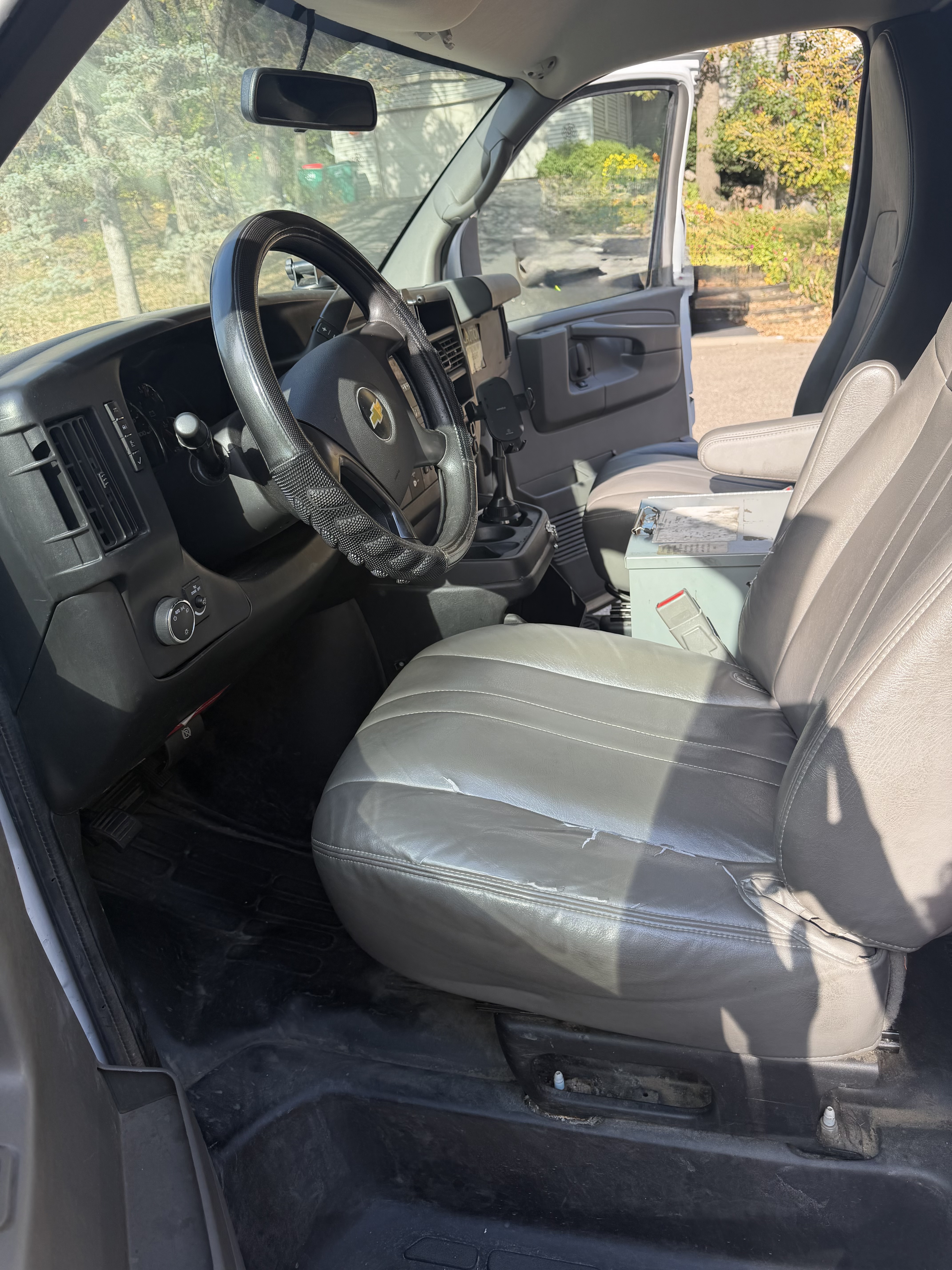 Used 2015 Chevrolet Express 2500 RWD image 15