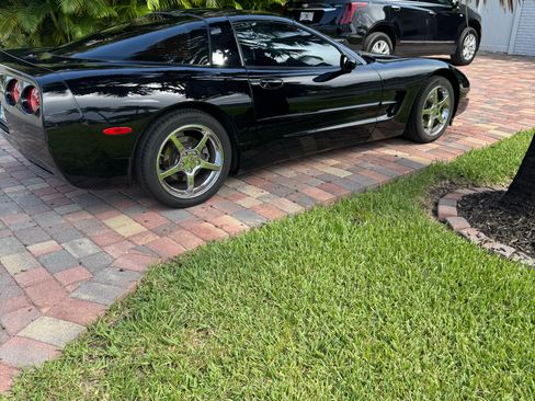 Used 1998 Chevrolet Corvette Coupe RWD image 2
