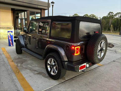 Used 2018 Jeep Wrangler Unlimited Sahara image 2