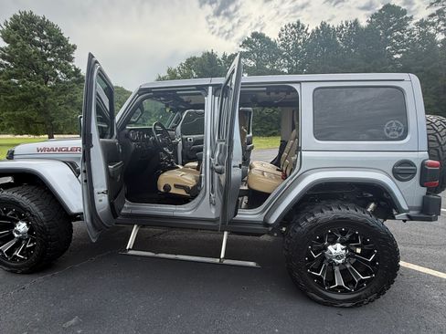 Used 2018 Jeep Wrangler Unlimited Sahara AWD/4WD image 9