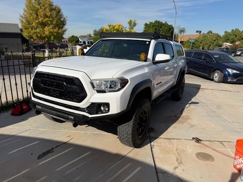Used 2019 Toyota Tacoma TRD Off-Road image 16