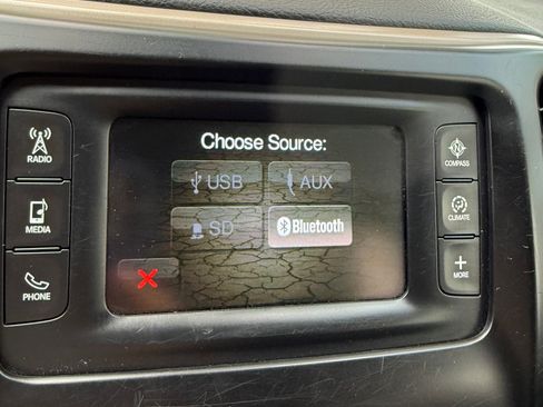 Used 2015 Jeep Cherokee Latitude w/ Cold Weather Group FWD image 11