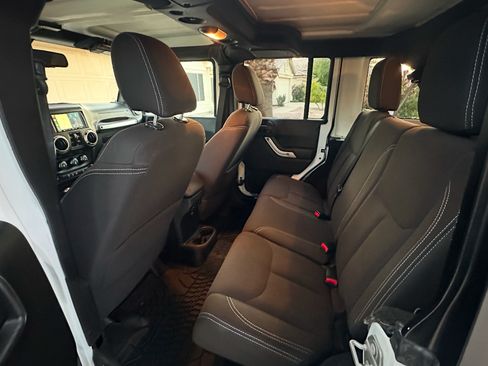 Used 2016 Jeep Wrangler Unlimited Rubicon w/ Connectivity Group image 10