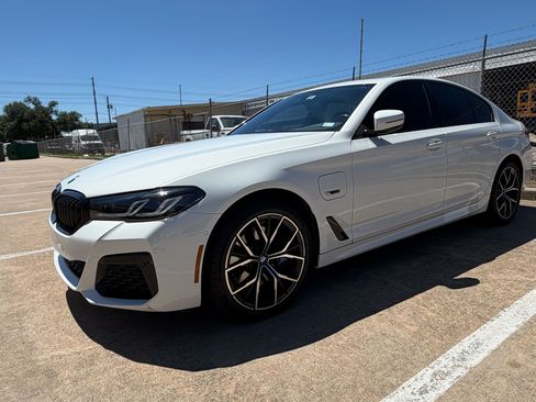Used 2022 BMW 530e w/ M Sport Package image 6