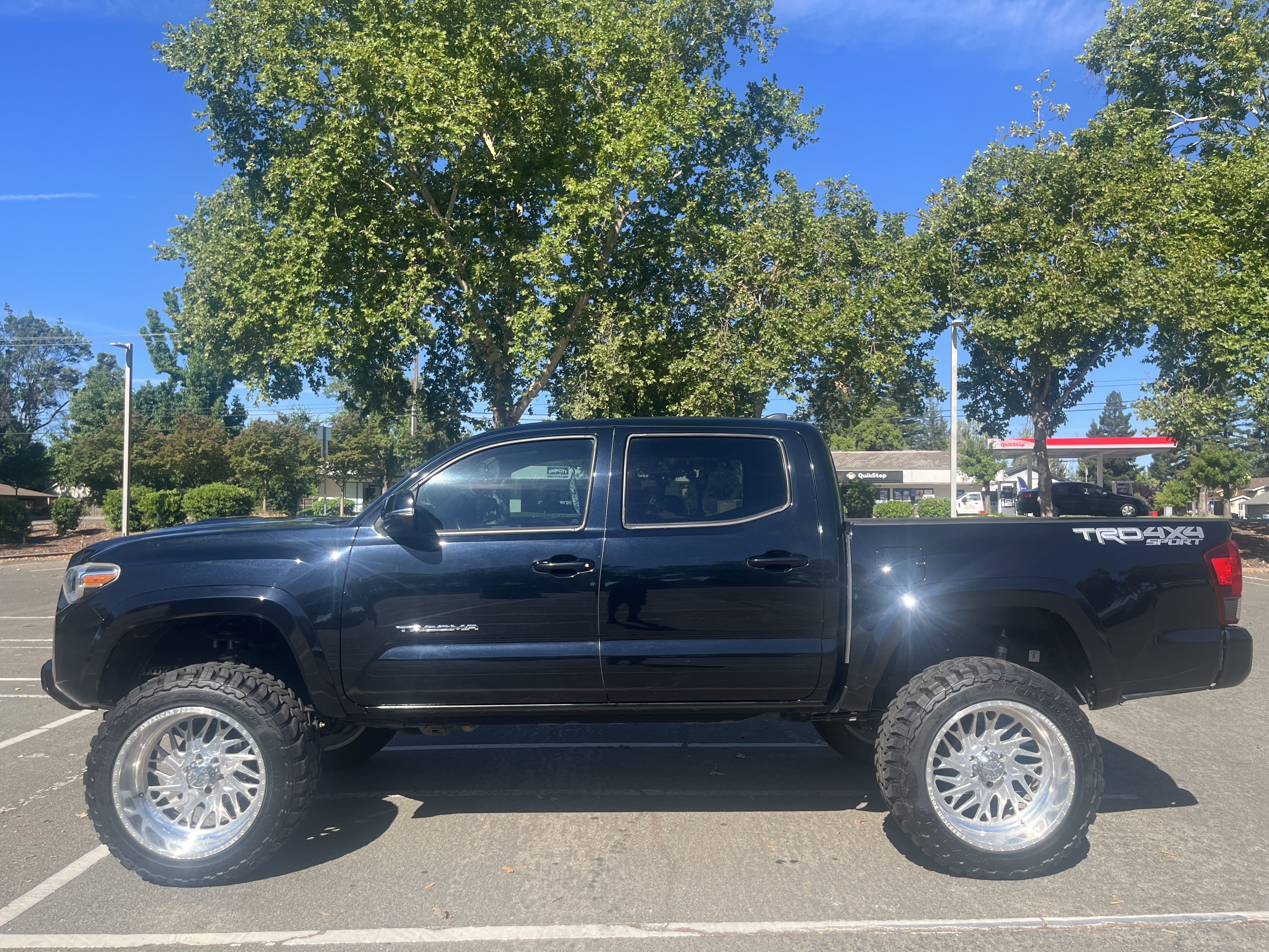 Used 2018 Toyota Tacoma TRD Sport AWD/4WD image 8