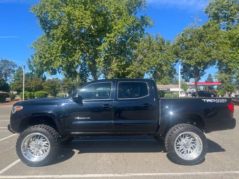 Used 2018 Toyota Tacoma TRD Sport AWD/4WD image 8