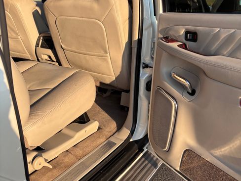 Used 2005 Cadillac Escalade ESV Platinum image 12