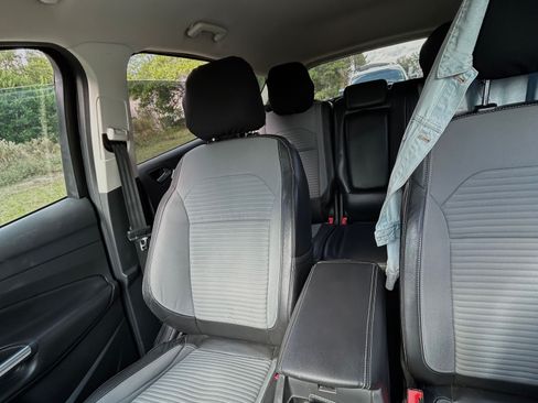 Used 2017 Ford Escape SE w/ SE Sport Appearance Package image 6