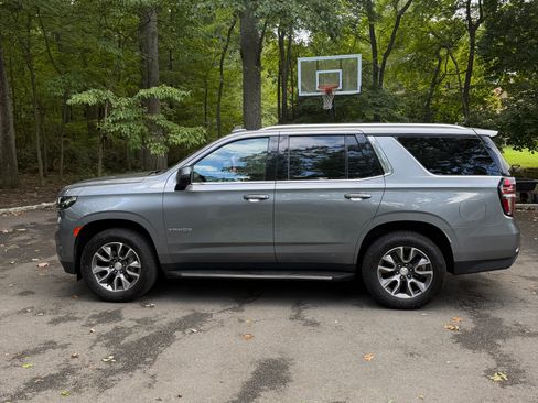 Used 2022 Chevrolet Tahoe LT w/ Luxury Package AWD/4WD image 2