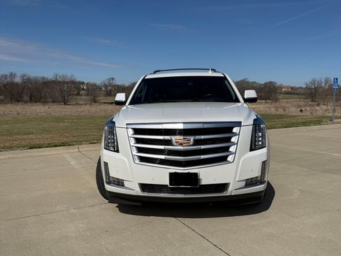 Used 2016 Cadillac Escalade ESV Premium image 19