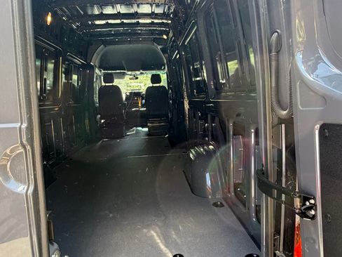 Used 2025 Mercedes-Benz Sprinter 2500 image 4