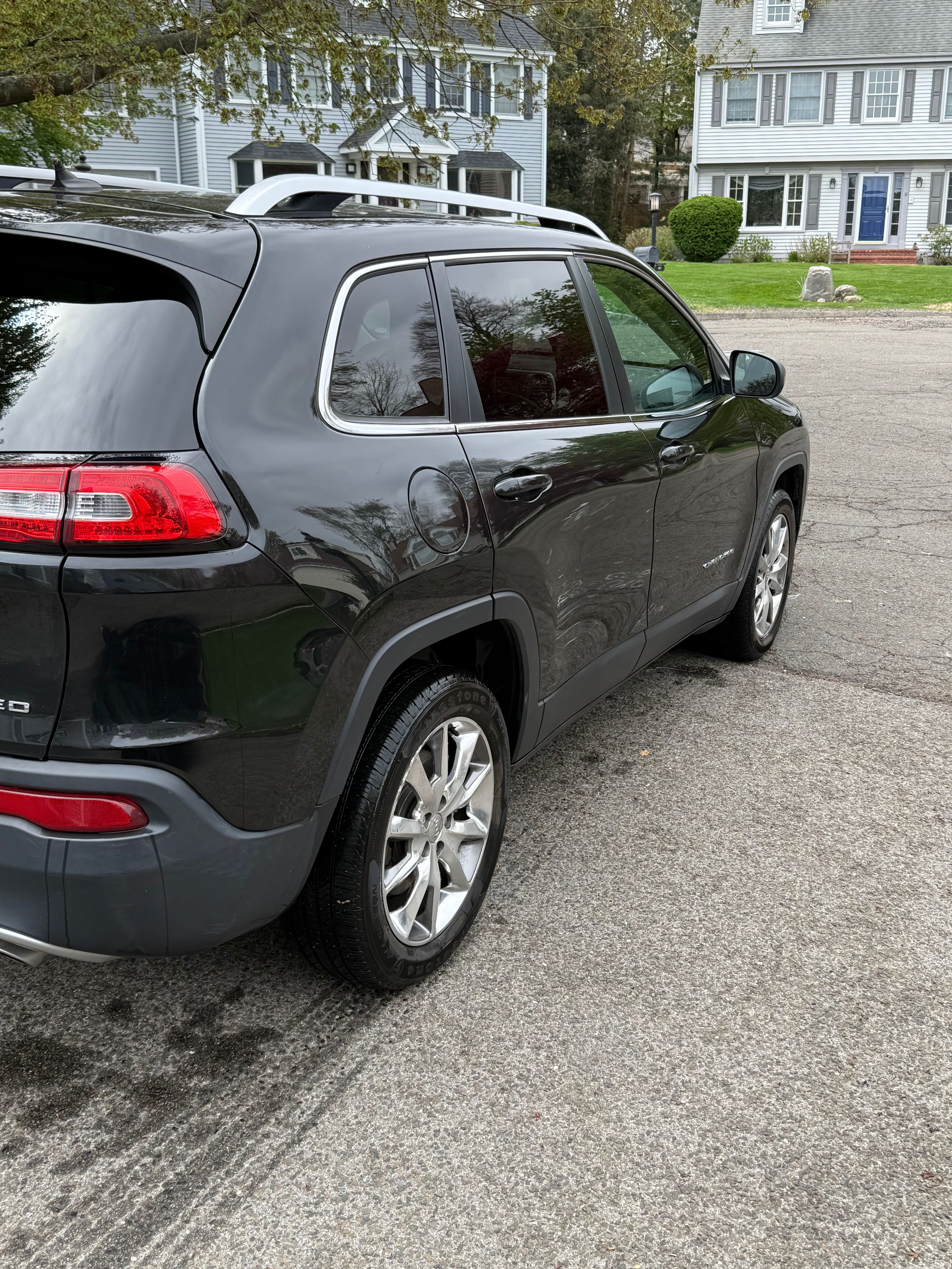 Used 2014 Jeep Cherokee Limited w/ Luxury Group AWD/4WD image 4