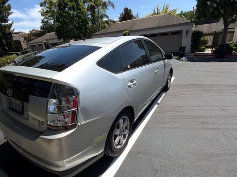 Used 2004 Toyota Prius w/ Pkg 6 FWD image 8
