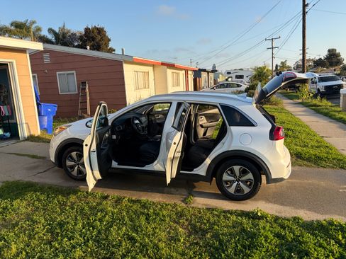 Used 2018 Kia Niro LX image 22