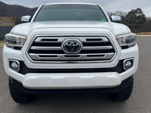 Used 2018 Toyota Tacoma Limited image 2