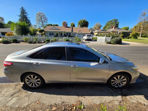 Used 2015 Toyota Camry XLE image 2