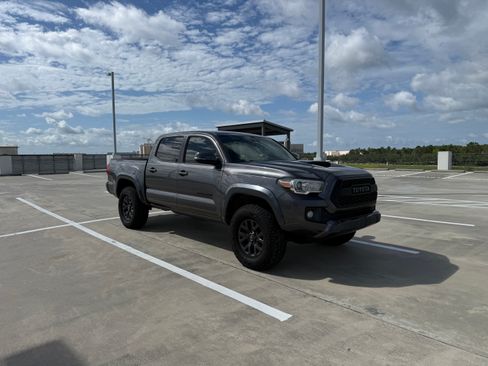 Used 2017 Toyota Tacoma TRD Sport w/ Tow Package RWD image 1