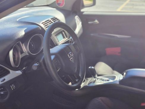 Used 2019 Dodge Journey SE FWD image 4