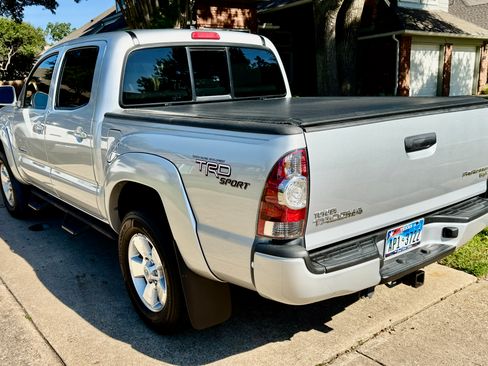 Used 2011 Toyota Tacoma PreRunner w/ TRD Sport Pkg RWD image 4