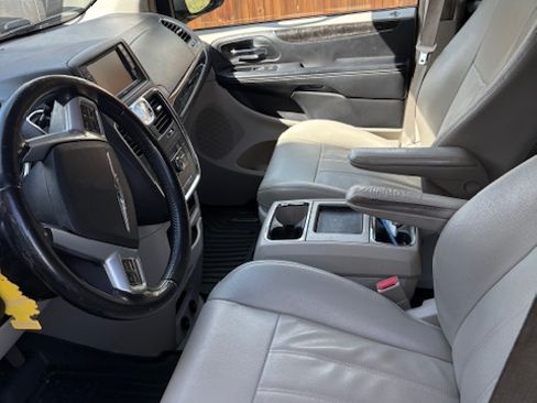 Used 2013 Chrysler Town & Country Touring image 11