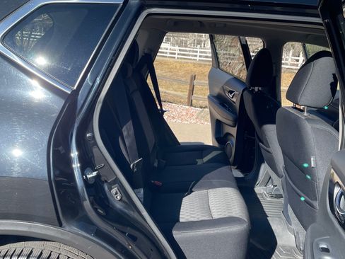 Used 2017 Nissan Rogue SV w/ HEV Premium Package image 9