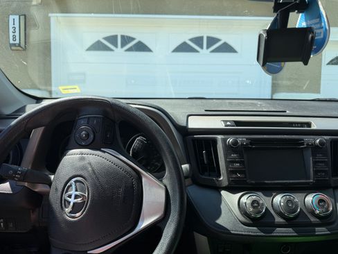 Used 2018 Toyota RAV4 LE image 9