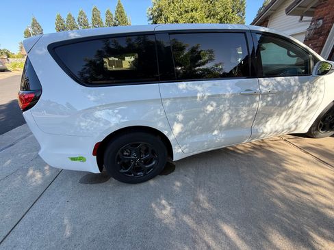 Used 2022 Chrysler Pacifica Touring-L w/ S Appearance Package FWD image 5