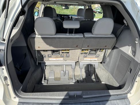 Used 2017 Toyota Sienna XLE image 17