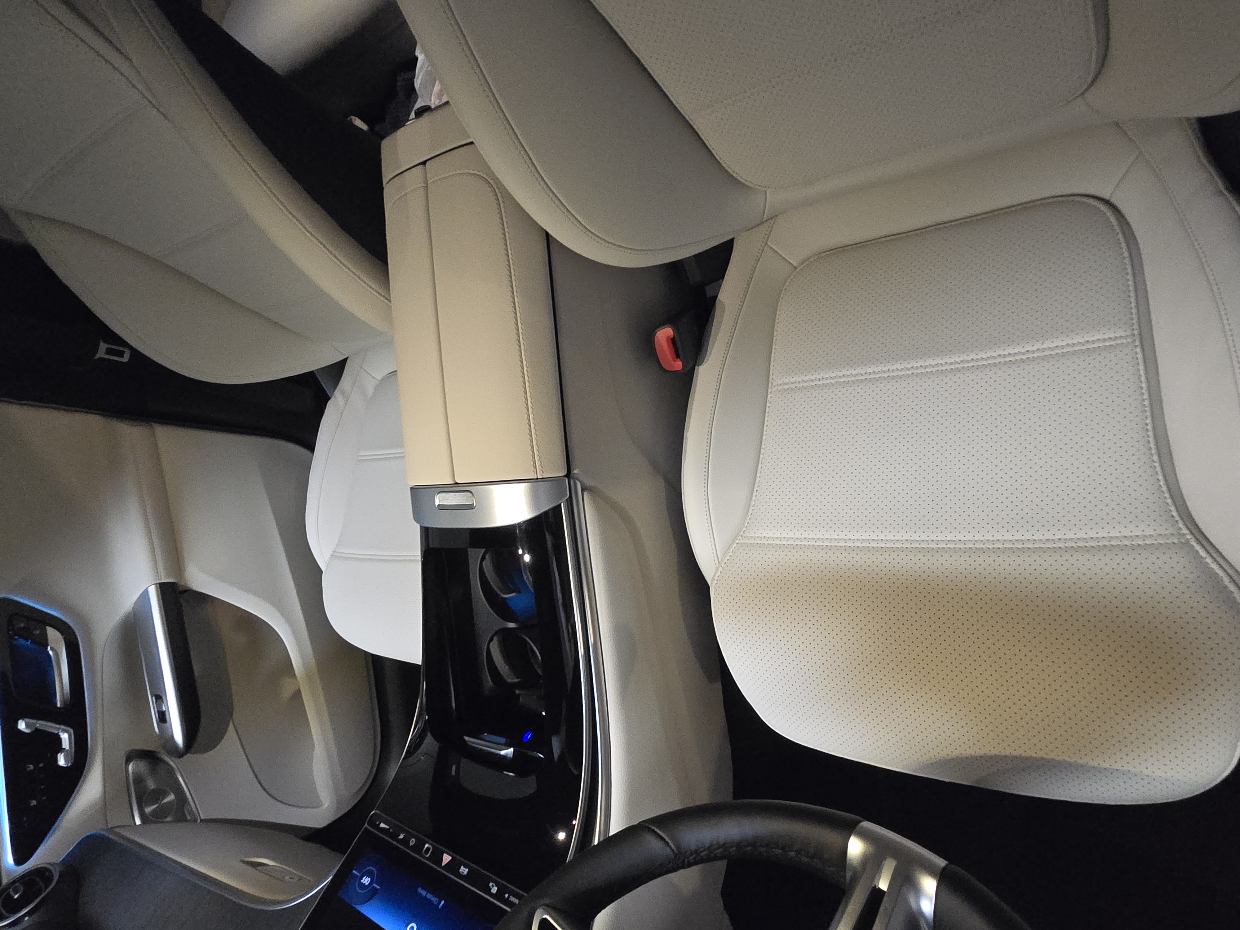 Used 2024 Mercedes-Benz GLC 300 4MATIC image 2