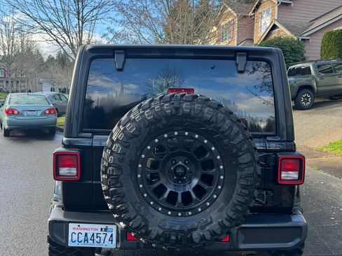 Used 2019 Jeep Wrangler Unlimited Sahara image 9