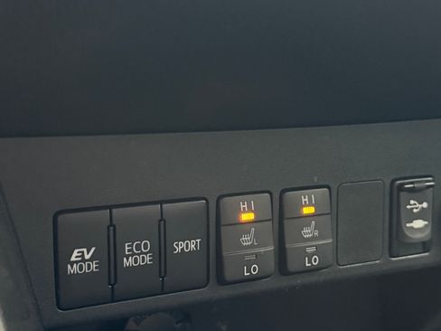 Used 2016 Toyota RAV4 Limited image 24