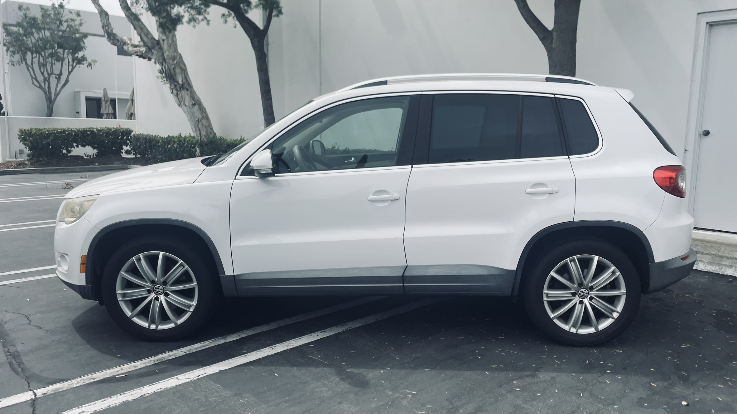 Used 2011 Volkswagen Tiguan SEL FWD image 6