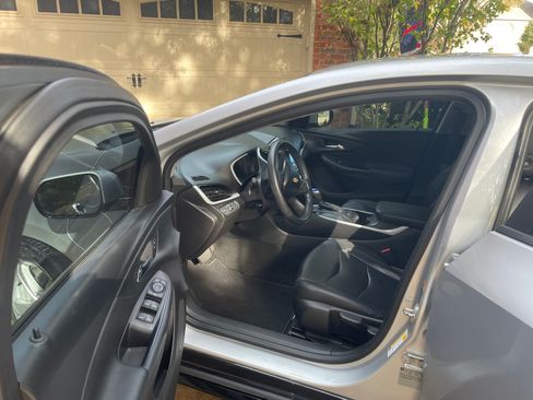 Used 2017 Chevrolet Volt LT w/ Comfort Package image 9