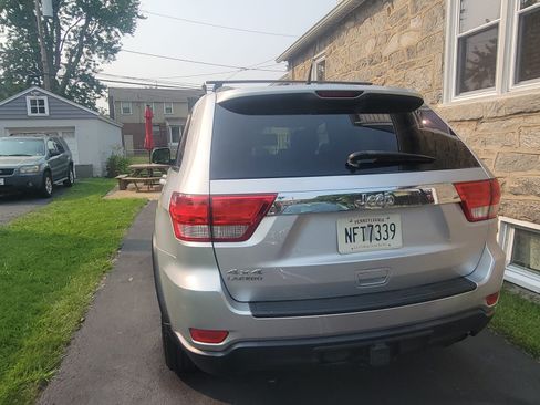 Used 2011 Jeep Grand Cherokee Laredo w/ Trailer Tow Group AWD/4WD image 6