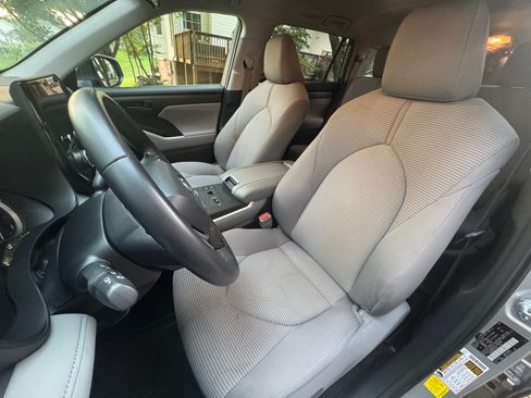 Used 2023 Toyota Highlander LE FWD image 12