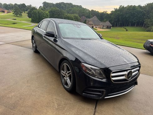Used 2018 Mercedes-Benz E 400 4MATIC Sedan image 2
