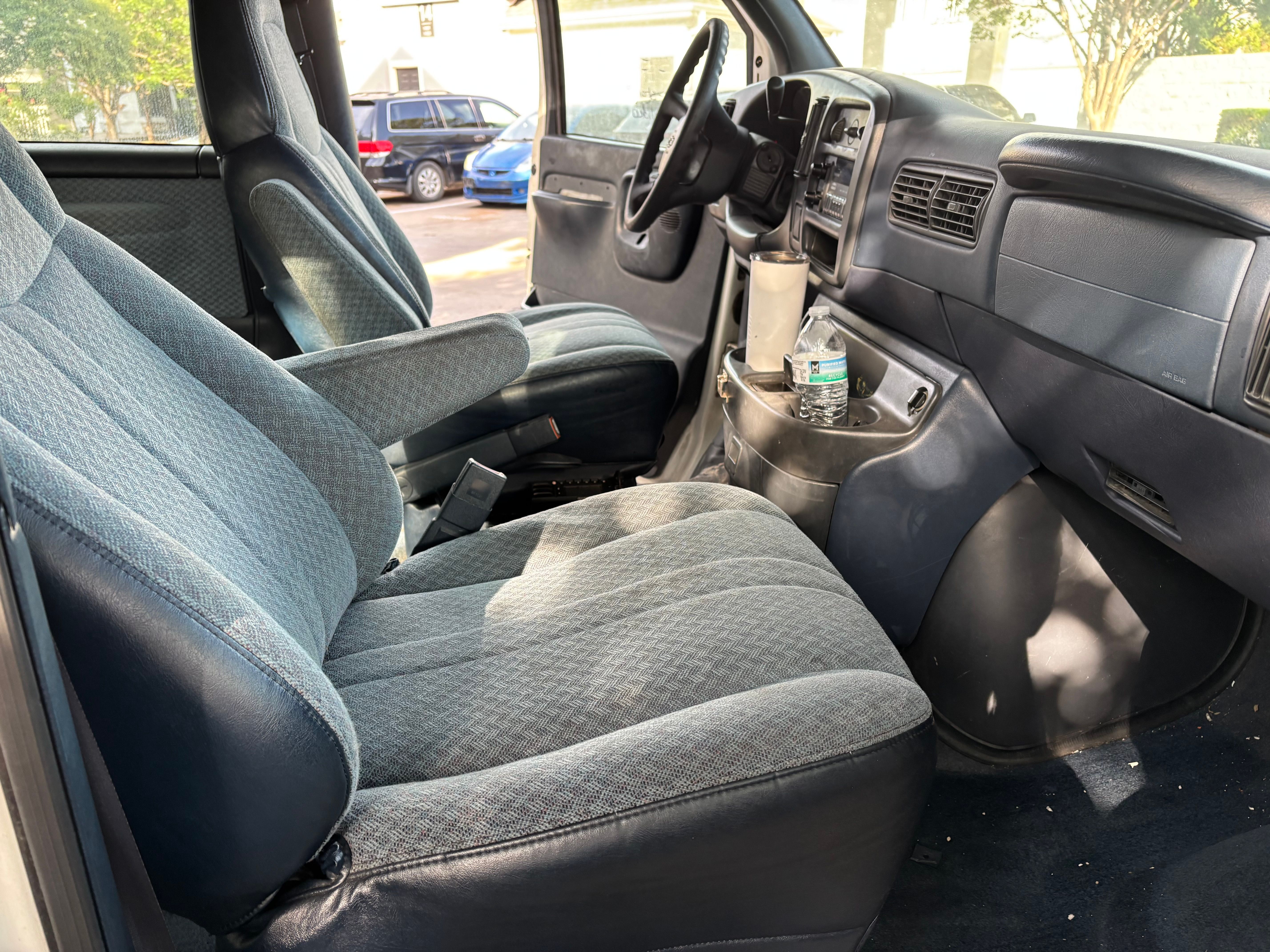 Used 2000 Chevrolet Express 2500 Passenger w/ LS Preferred Equipment Group RWD image 20