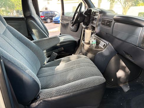 Used 2000 Chevrolet Express 2500 Passenger w/ LS Preferred Equipment Group RWD image 20