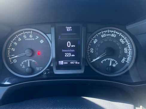 Used 2018 Toyota Tacoma TRD Sport AWD/4WD image 12
