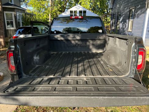 Used 2018 GMC Sierra 1500 SLT w/ All Terrain Package image 8