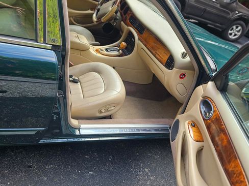 Used 2002 Jaguar XJ8 image 4